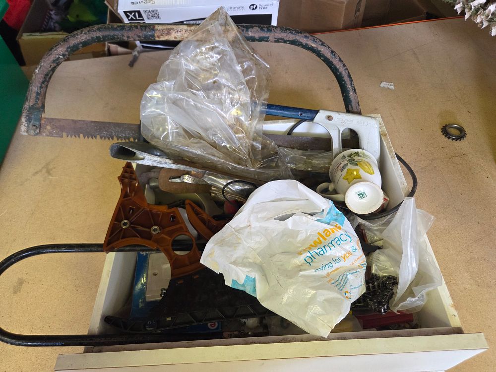 Lot 200 – A Collection of Miscellaneous Tools and Household Sundries