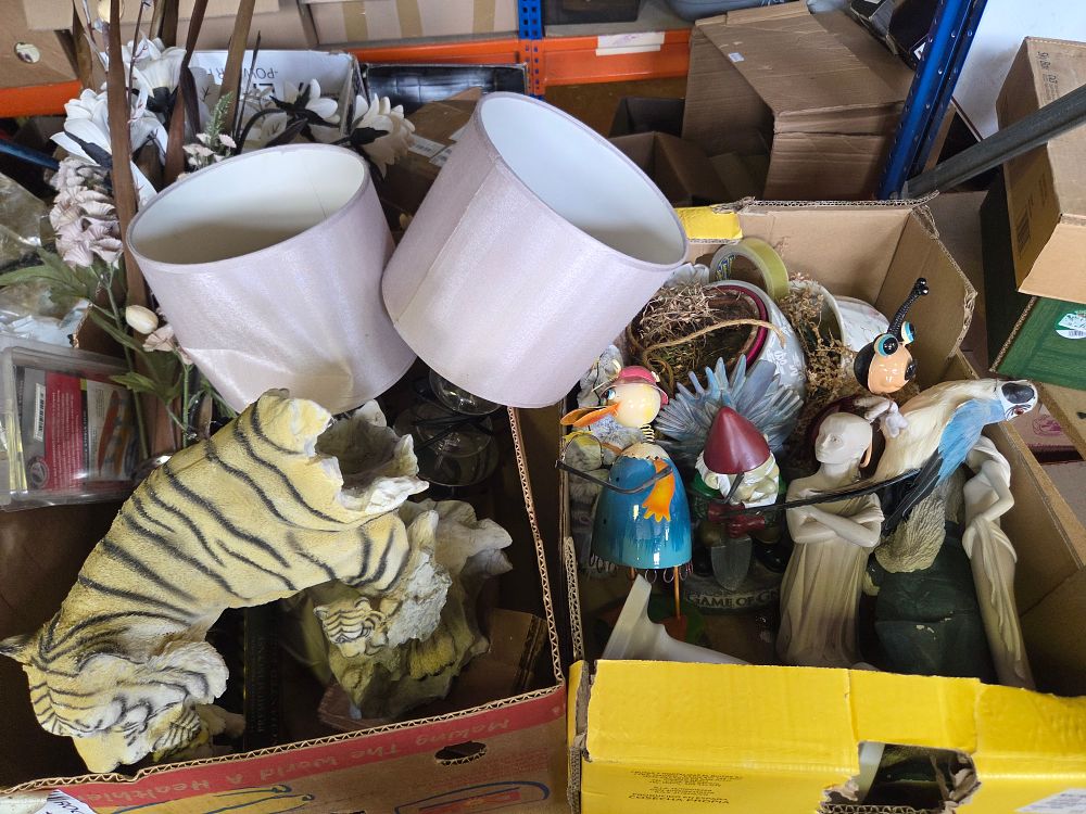 Lot 201 – An Assortment of Decorative Household Ornaments and Lighting Accessories