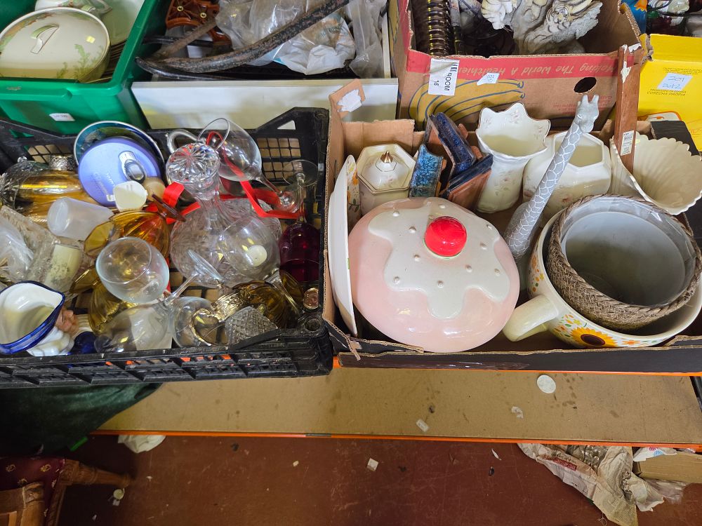 Lot 203 – A Collection of Miscellaneous Ceramics and Decorative Glassware