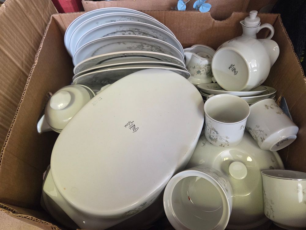 Lot 212 – A Porcelana Real Brasil White Blossom Pattern Part Dinner and Tea Service