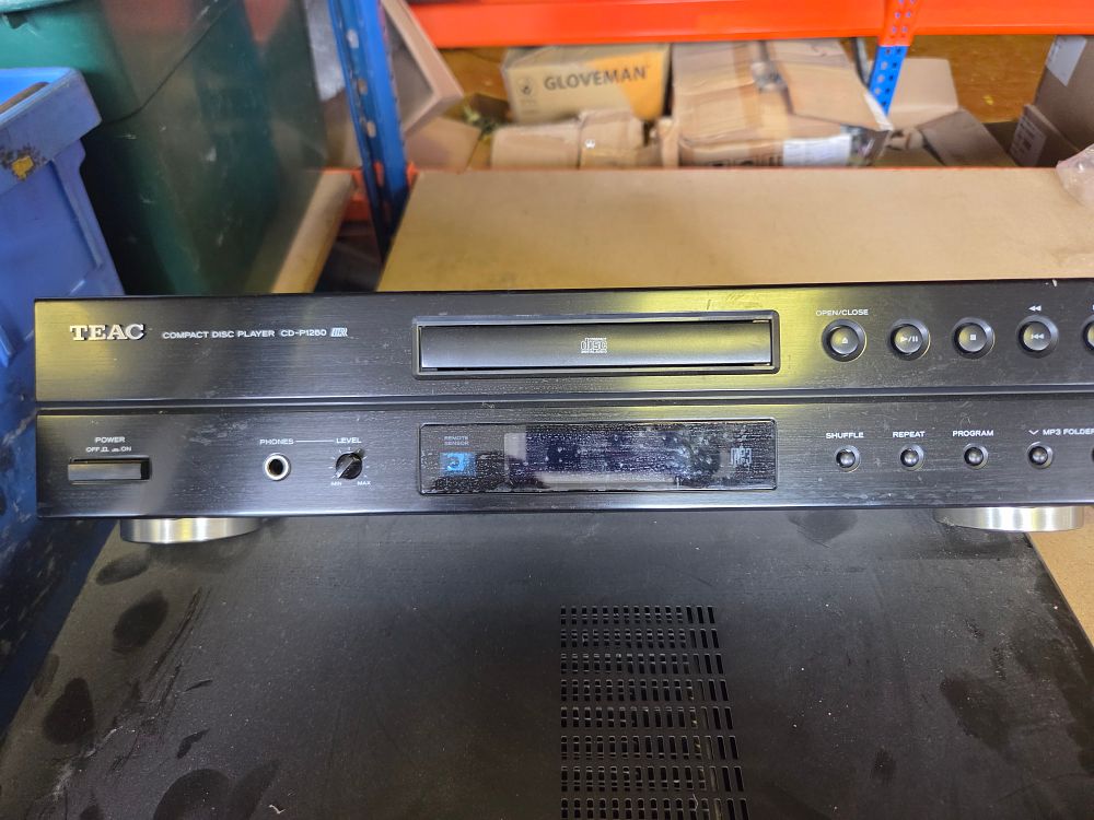 Lot 280 – TEAC CD-P1260 MKII Compact Disc Player powers on
