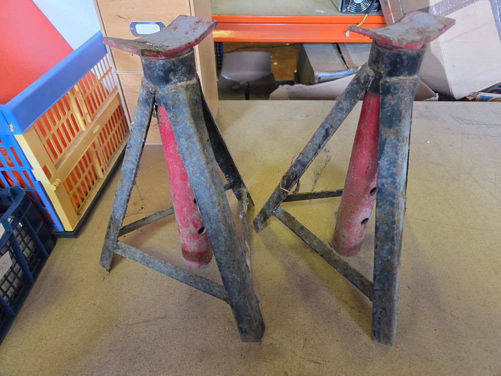 Lot 287 – A Pair of GLT 2000kg Adjustable Automotive Axle Stands
