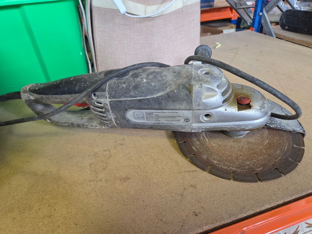 Lot 292 – Performance Power PMTC230AG 2000W 230mm Large Angle Grinder powers on