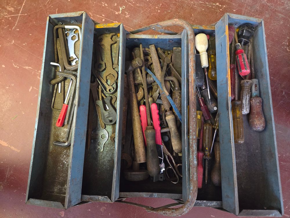 Lot 307 – A Vintage Metal Cantilever Toolbox and An Assortment of Hand Tools