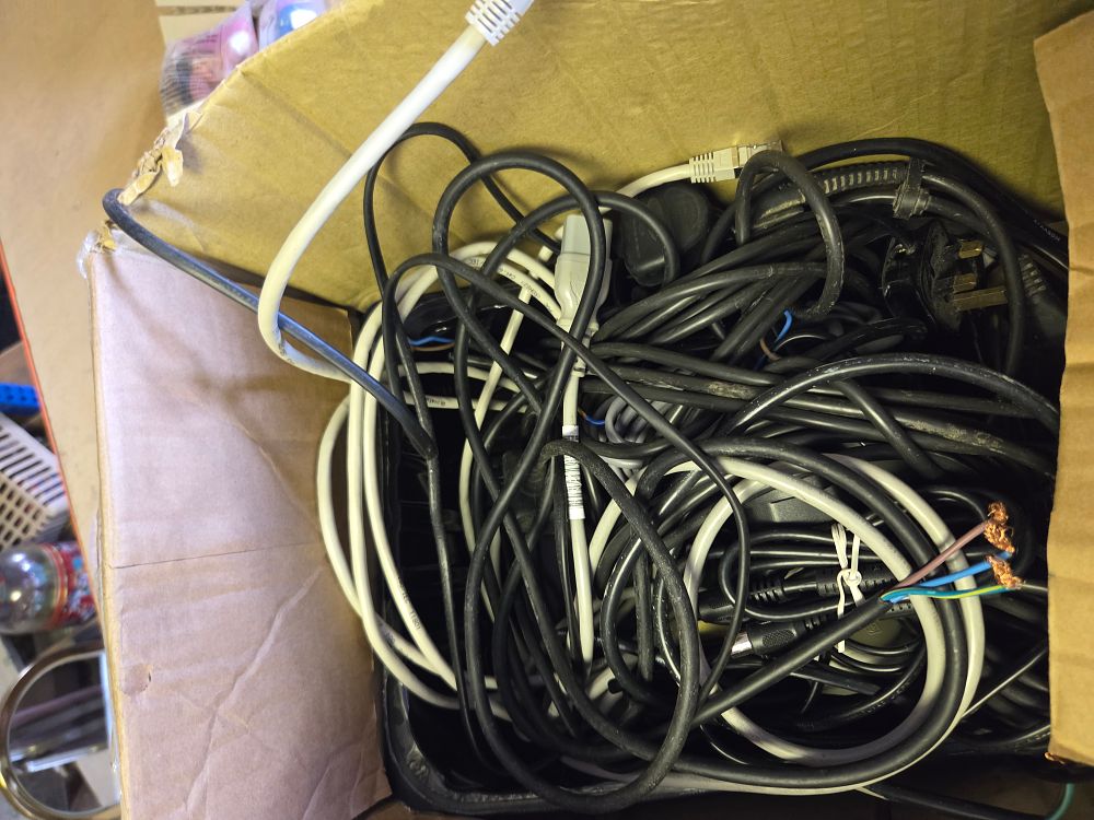 Lot 318 – An Assortment of Electronic Networking and Mains Power Cables