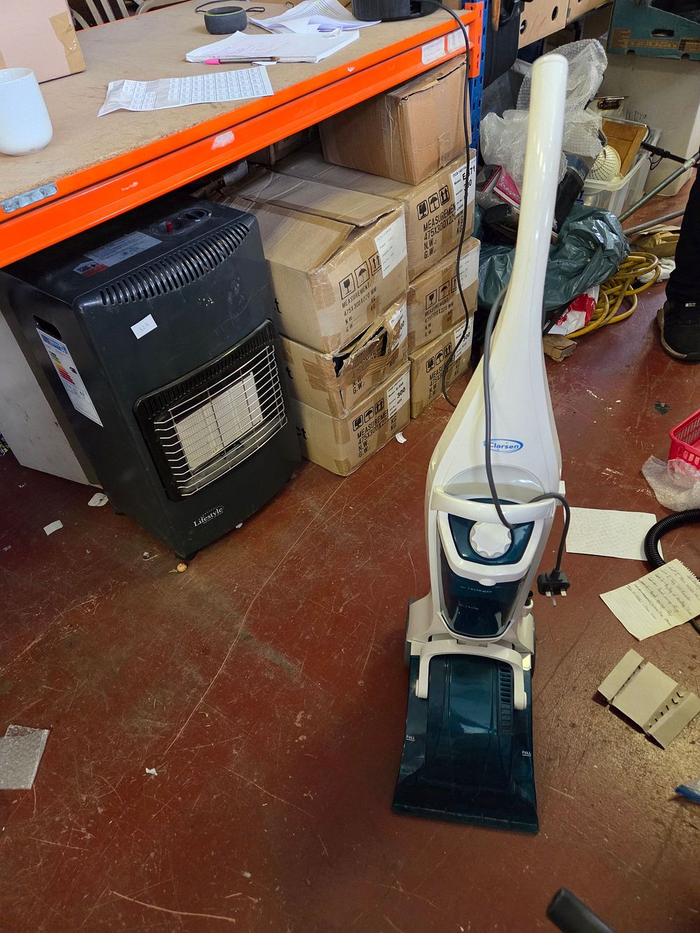 Lot 352 – A Clarsen Carpet Cleaner powers on