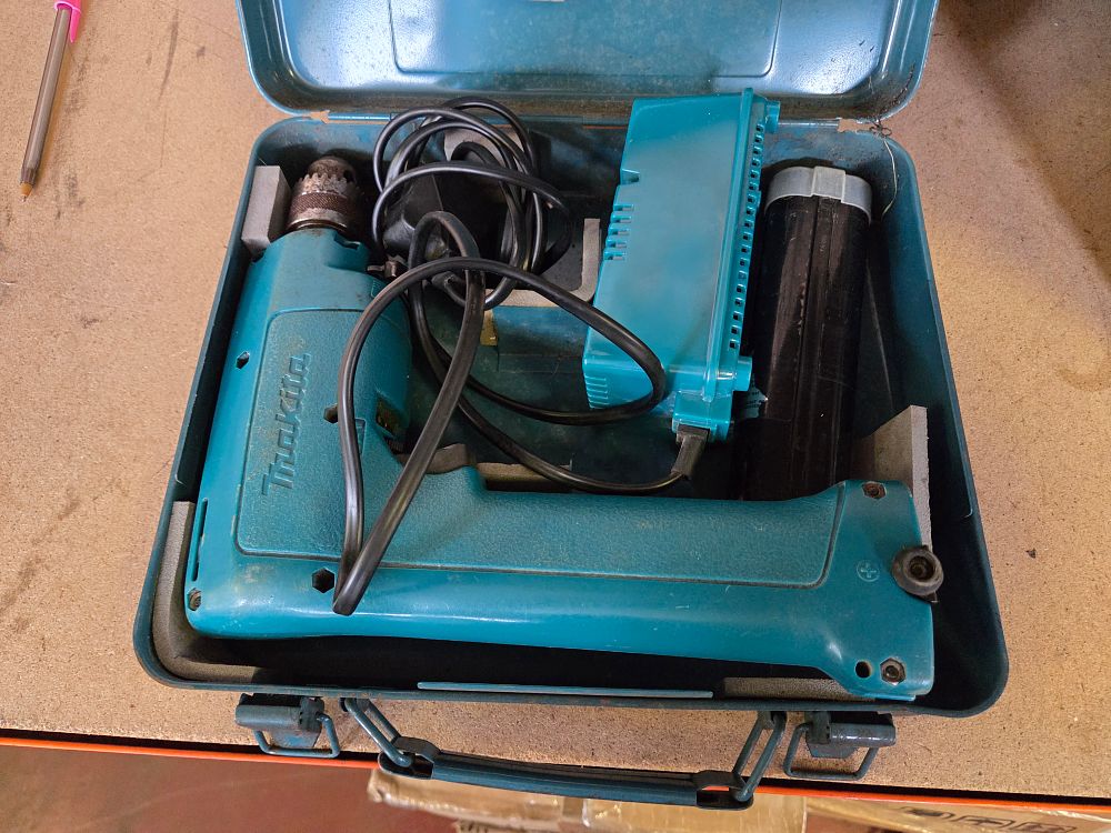 Lot 360 – A Vintage Makita Cordless Drill Set with Battery and Charger