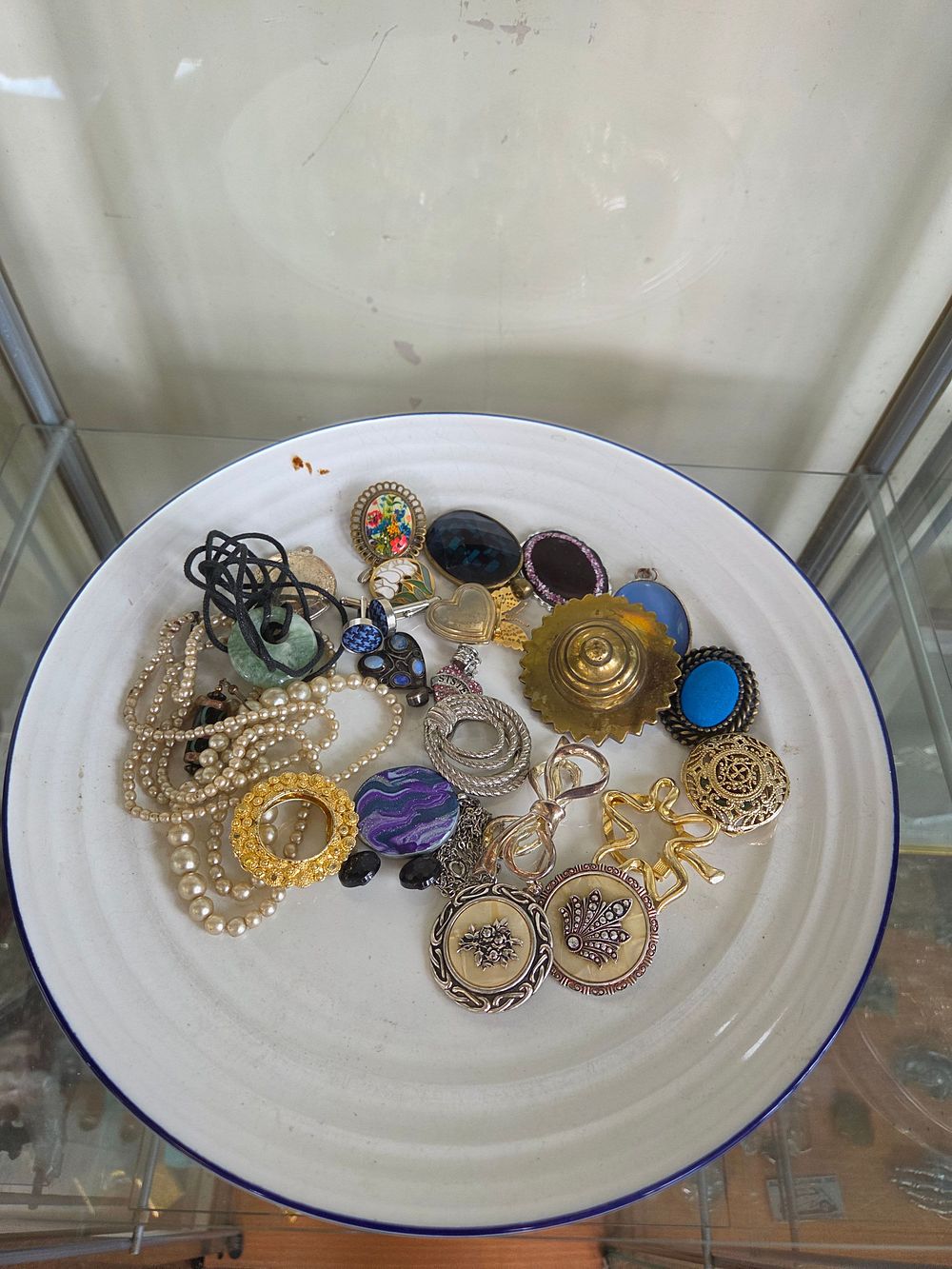 Lot 609 – A Collection of Vintage and Contemporary Costume Jewellery