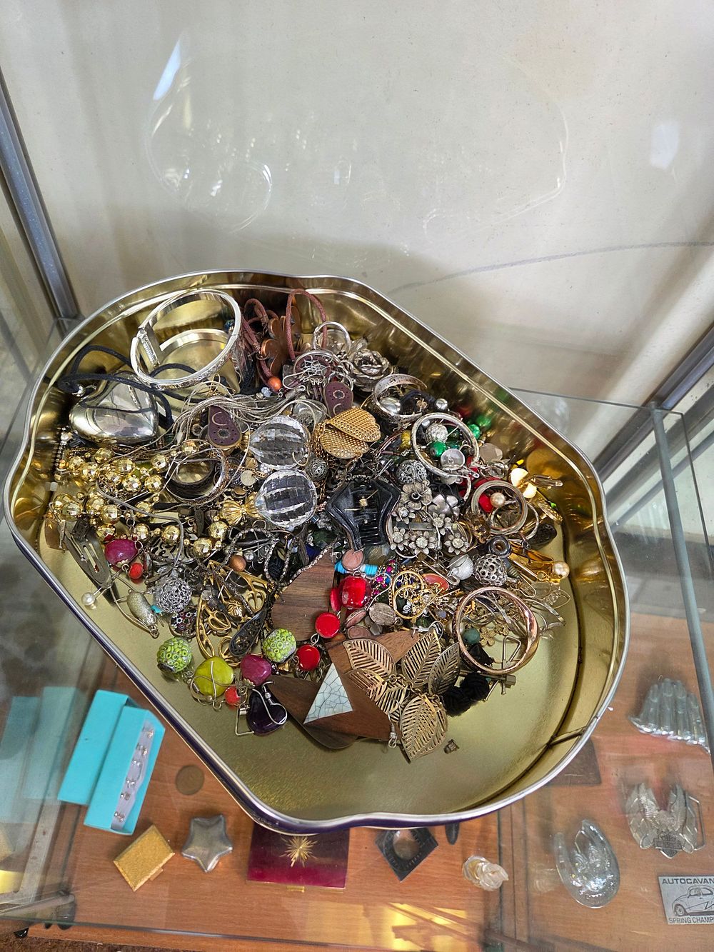 Lot 610 – A Large Collection of Assorted Vintage and Contemporary Costume Jewellery