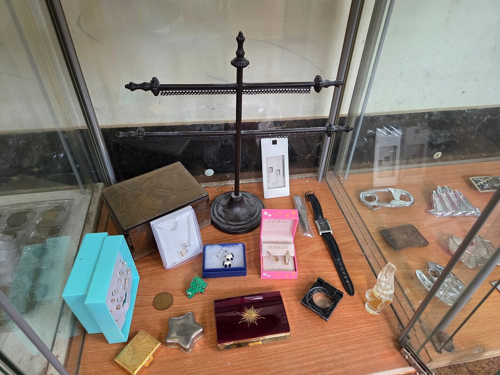 Lot 611 – A Collection of Jewellery, Wristwatch, and Small Decorative Collectibles