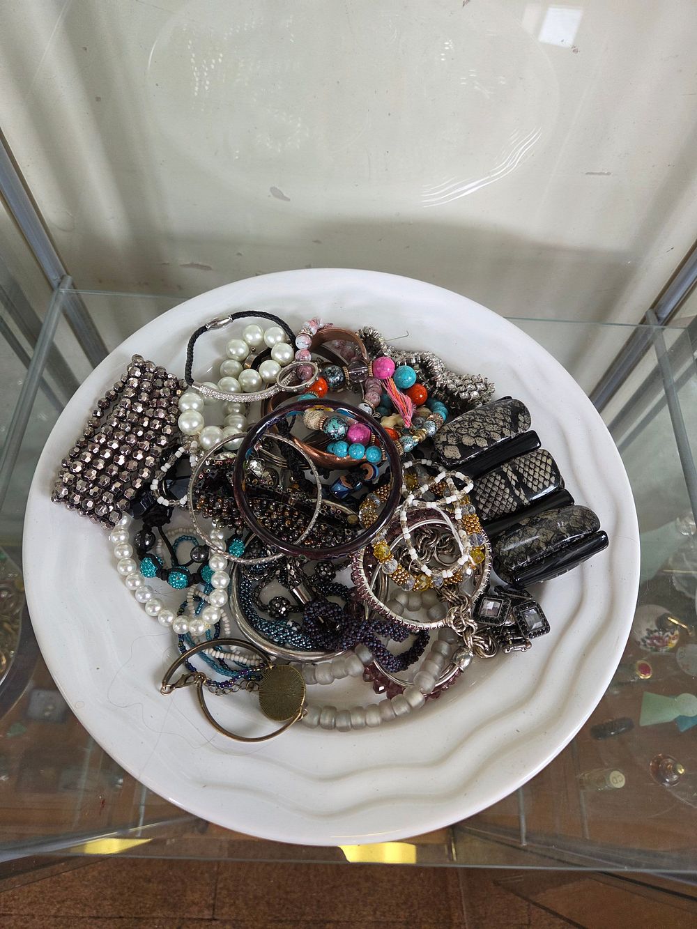 Lot 613 – An Assortment of Vintage and Contemporary Bracelets and Rings