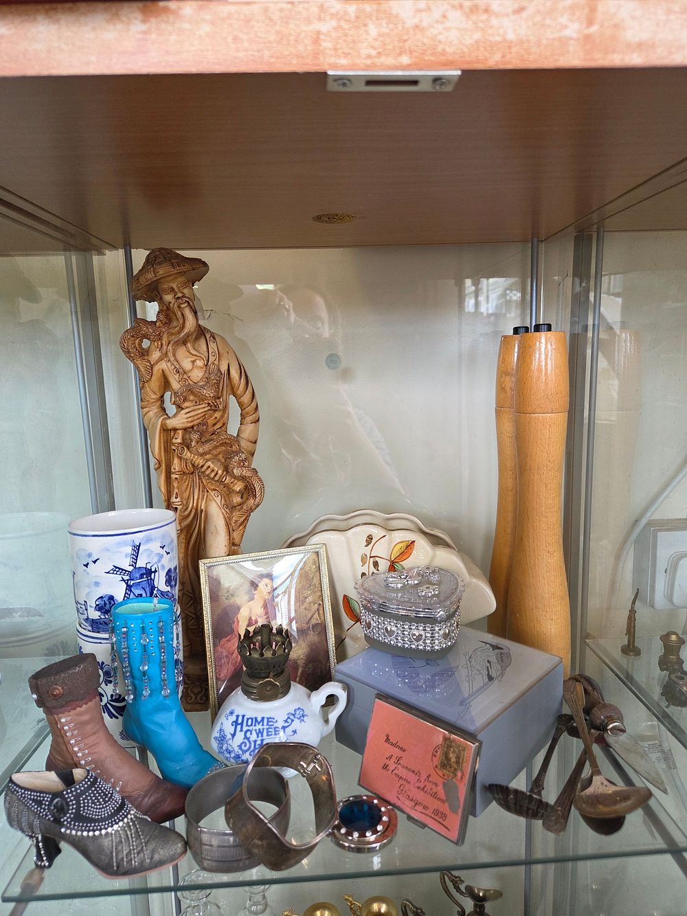 Lot 619 – A Collection of Decorative Objects and Curiosities including a 1938 Glasgow Empire Exhibition Souvenir