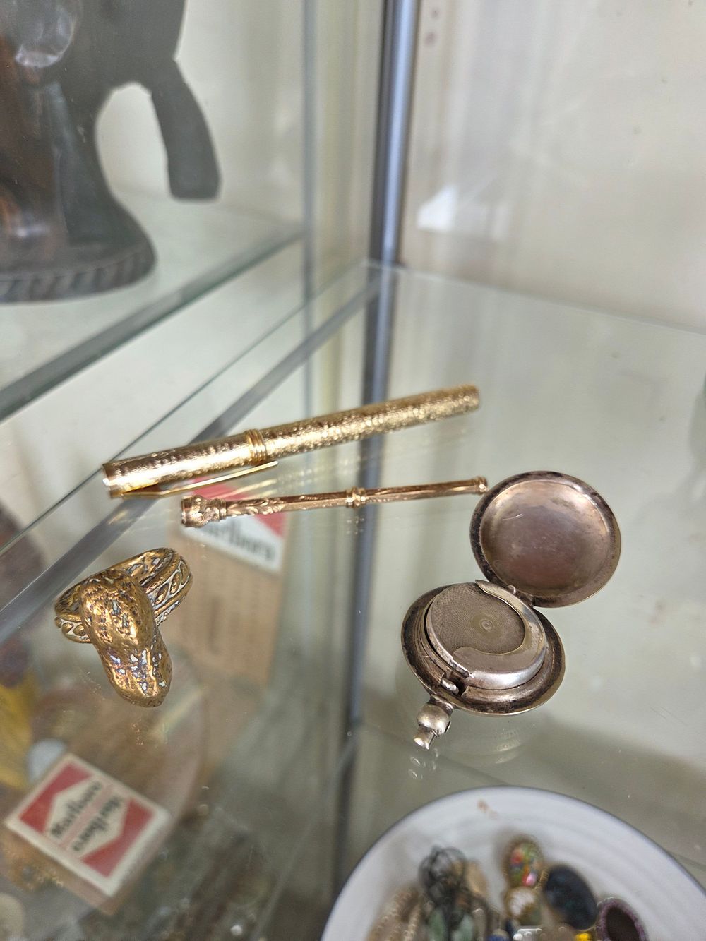 Lot 626 – A Group of Personal Accessories including a Sovereign Holder