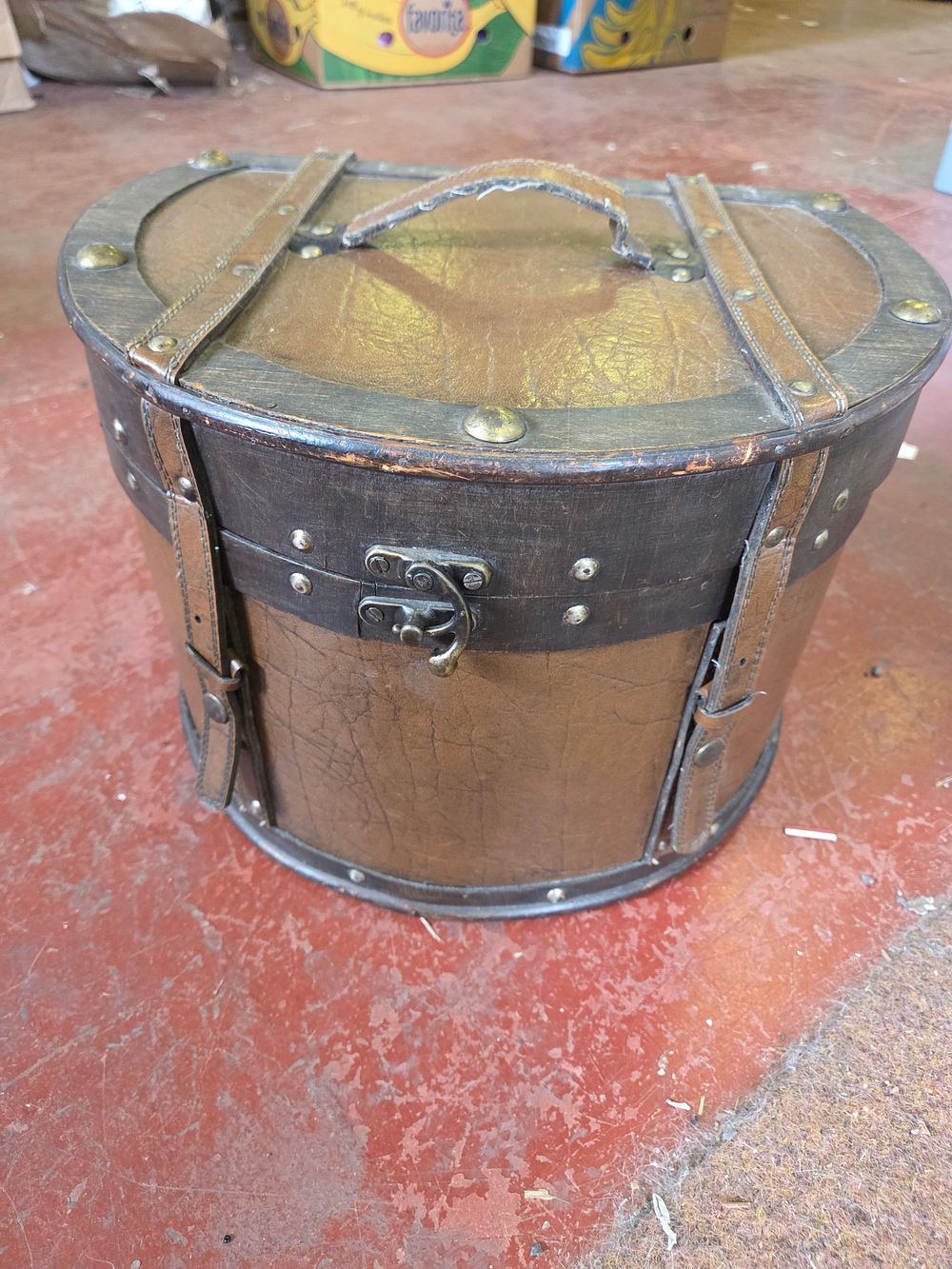Lot 627 – Vintage-Style Simulated Leather and Wood Oval Storage Hat Box