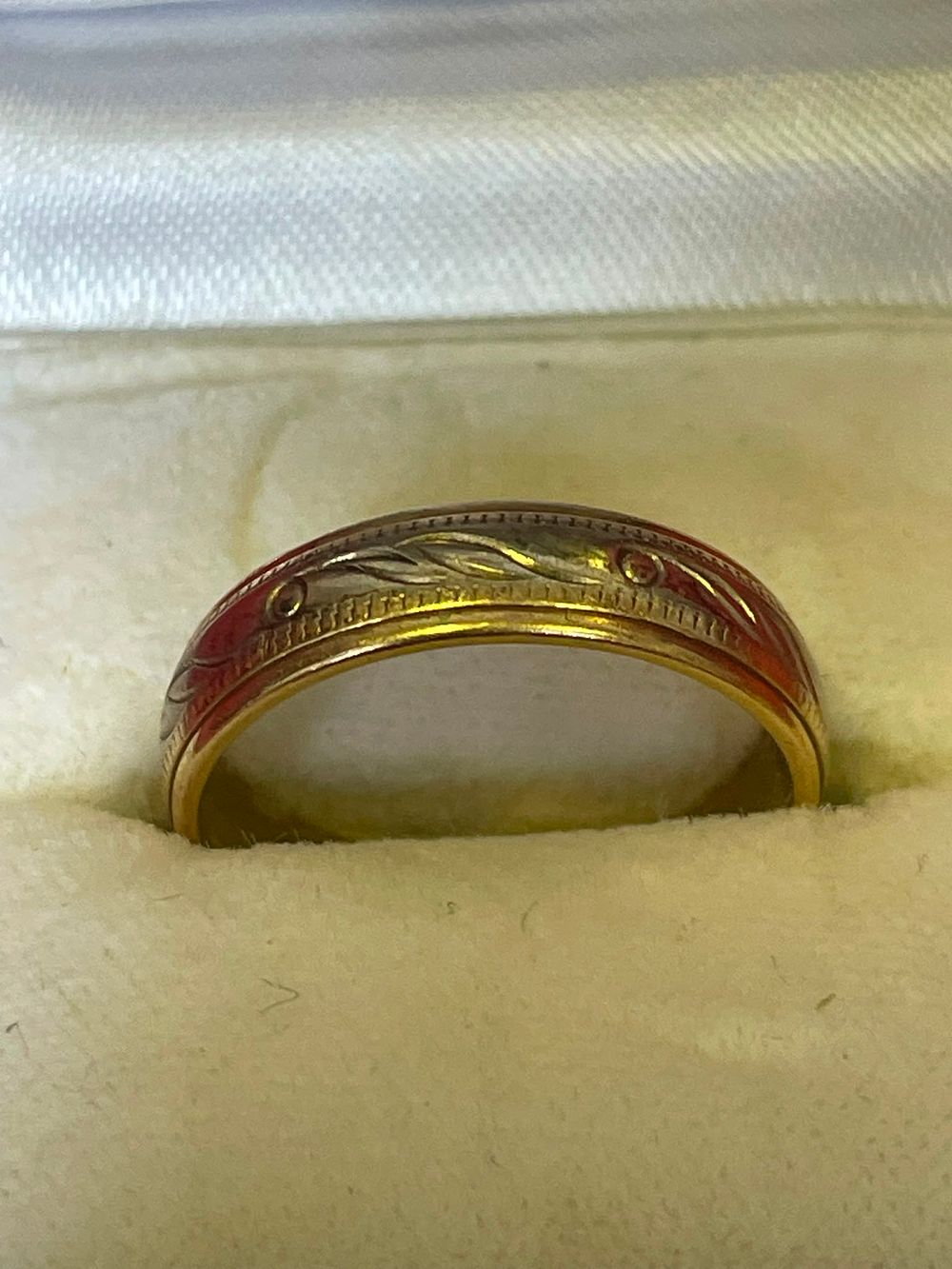 Lot 641 – A 9 Carat Two-Tone Gold Decorative Band Ring by EPPOS 4.1g