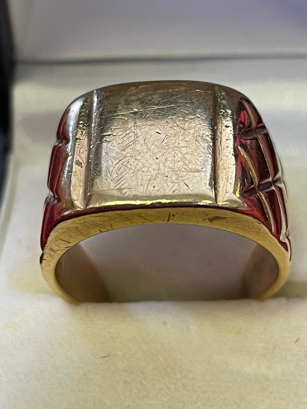 Lot 642 – A Vintage 9 Carat Yellow Gold Signet Ring with Geometric Patterned Shoulders 16.99g