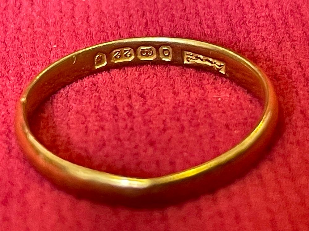 Lot 646 – A George VI 22 Carat Yellow Gold Wedding Band Birmingham 1940 1.6g
