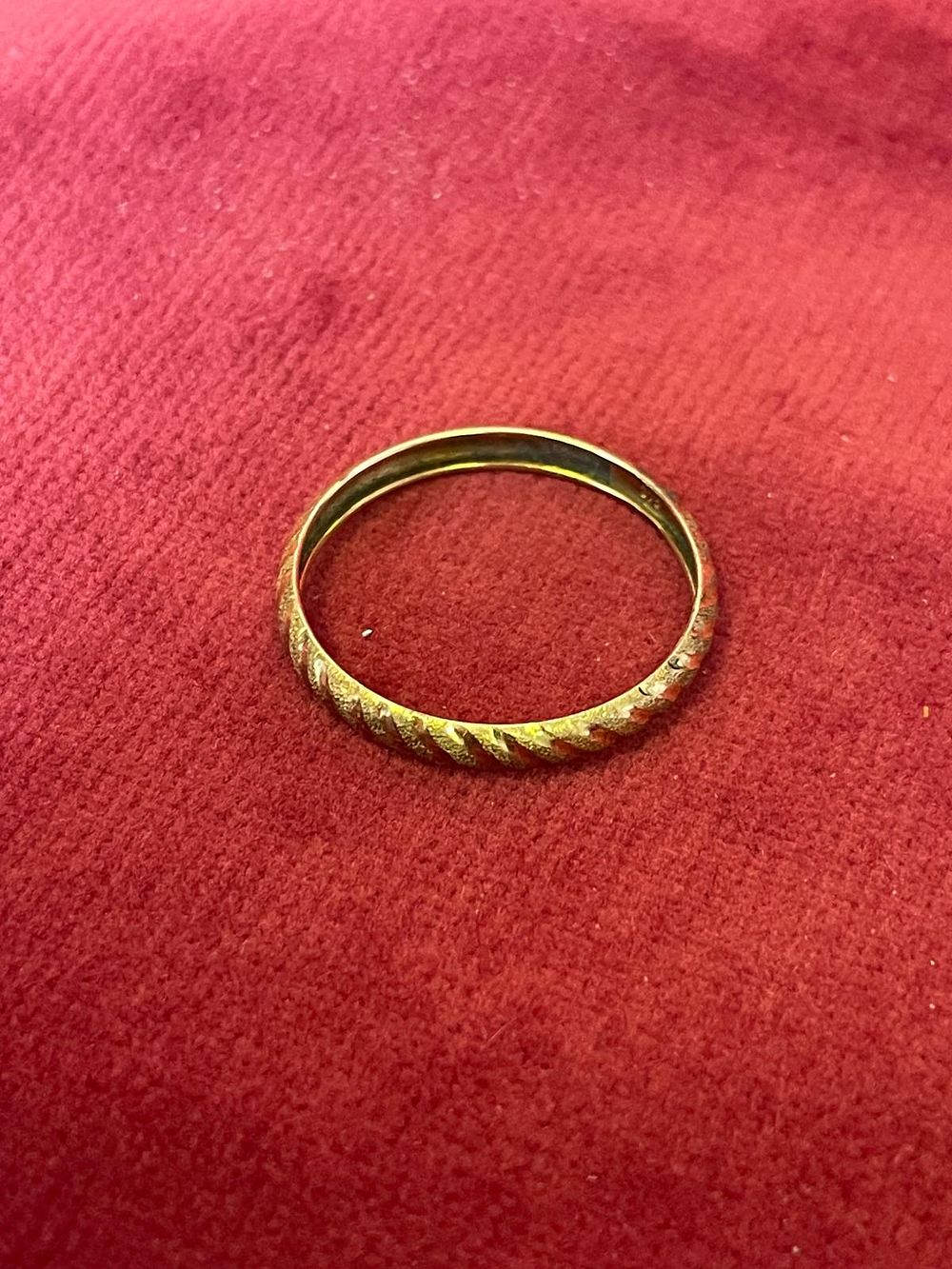 Lot 650 – A 9 Carat Yellow Gold Diamond Cut Ring 0.74g