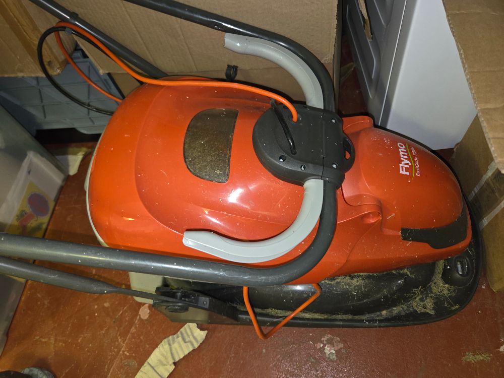Lot 183 – Flymo EasiGlide 300V Electric Hover Mower powers on