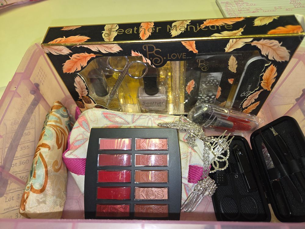 Lot 346 – Selection of Cosmetics and Grooming Accessories Including P.S. Love and KISS