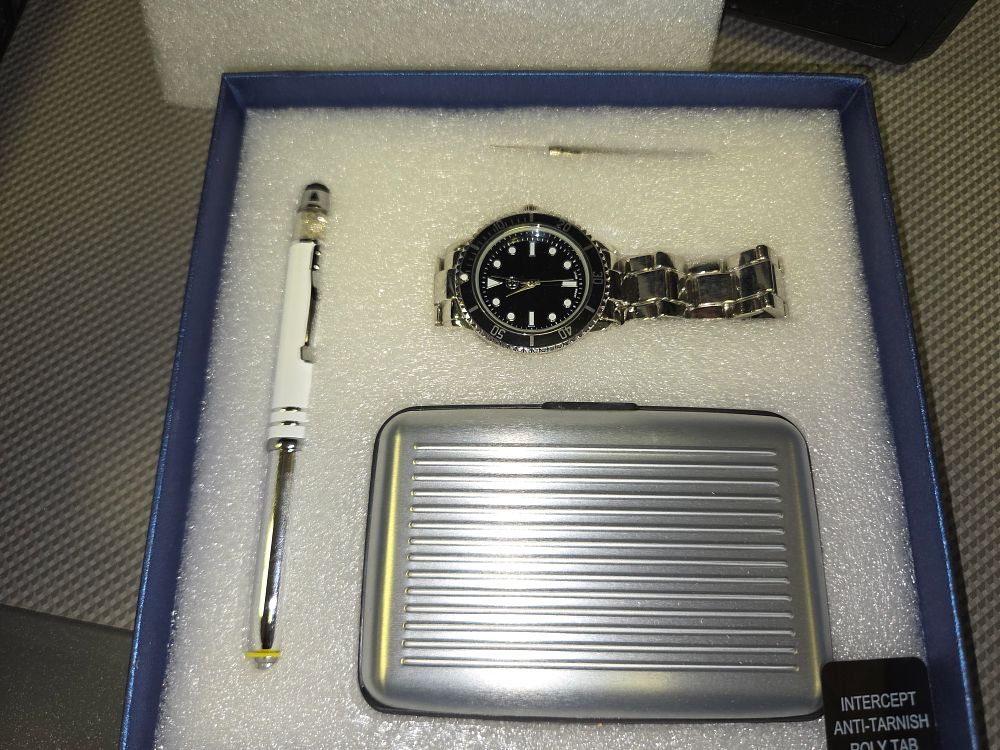 Lot 386 – Boxed Men’s Giftware Set Including Wristwatch, Pen and Card Case