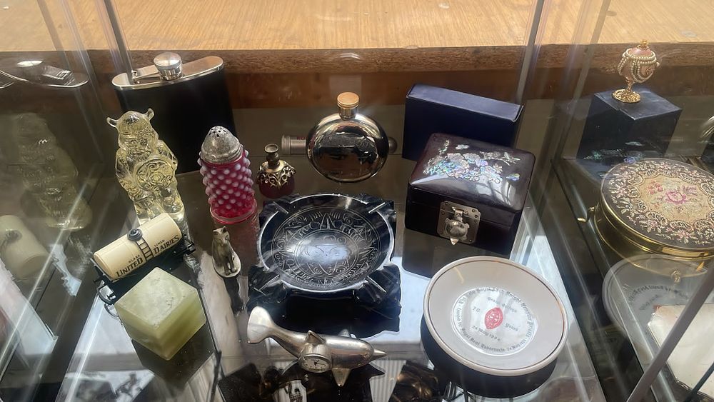 Lot 608 – A Selection of Miscellaneous Collectables Including Novelty Aircraft Clock and Masonic Commemorative Dish