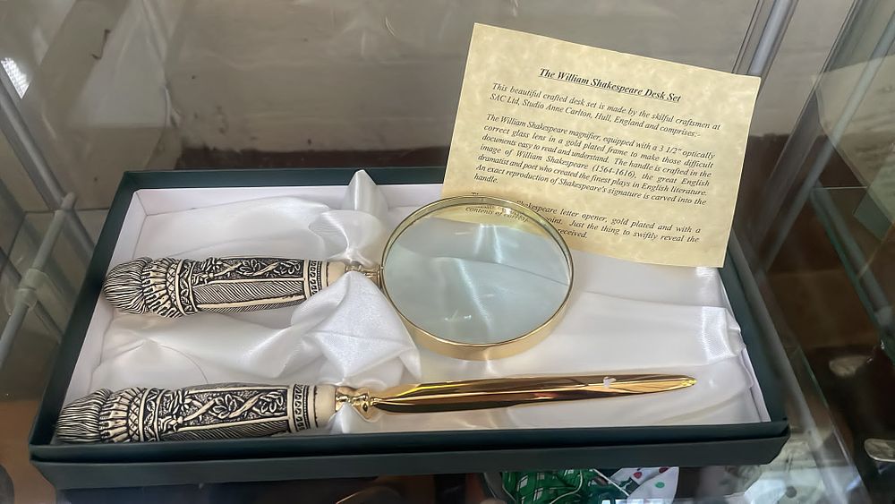 Lot 609 – Studio Anne Carlton William Shakespeare Desk Set