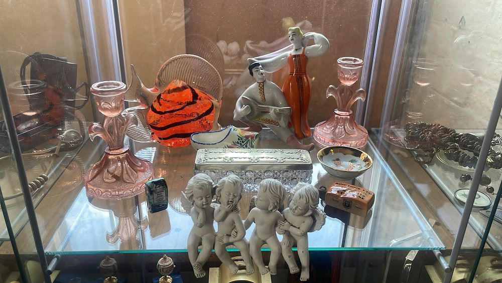 Lot 612 – A Selection of Decorative Collectables Including Ringtons and Art Glass