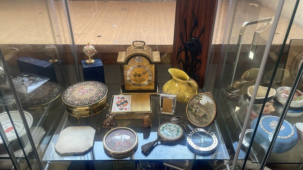 Lot 613 – A Selection of Decorative Collectables and Ceramic Objects Including Swiza Mantel Clock