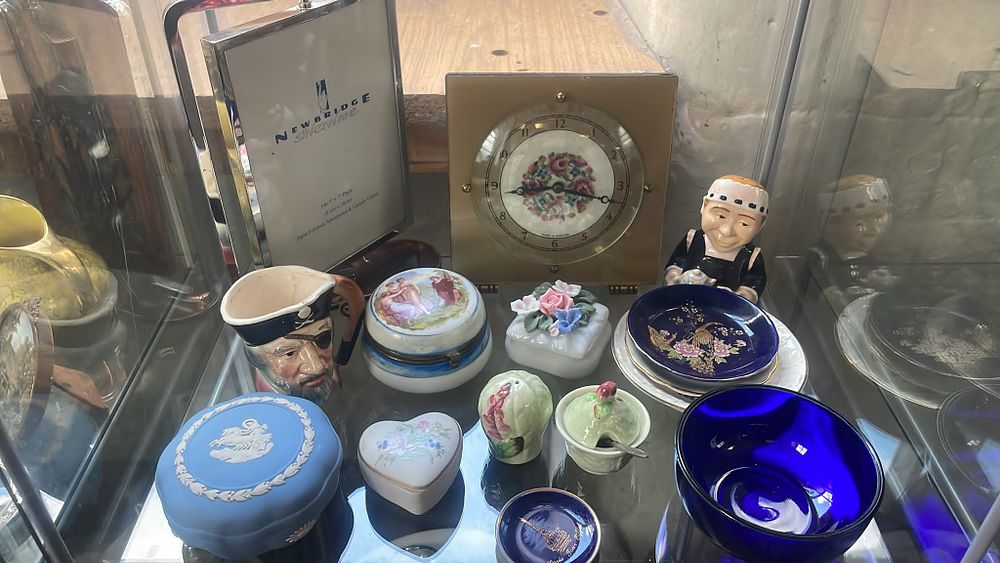 Lot 617 – A Selection of Miscellaneous Collectables Including Newbridge Silverware and a Table Clock