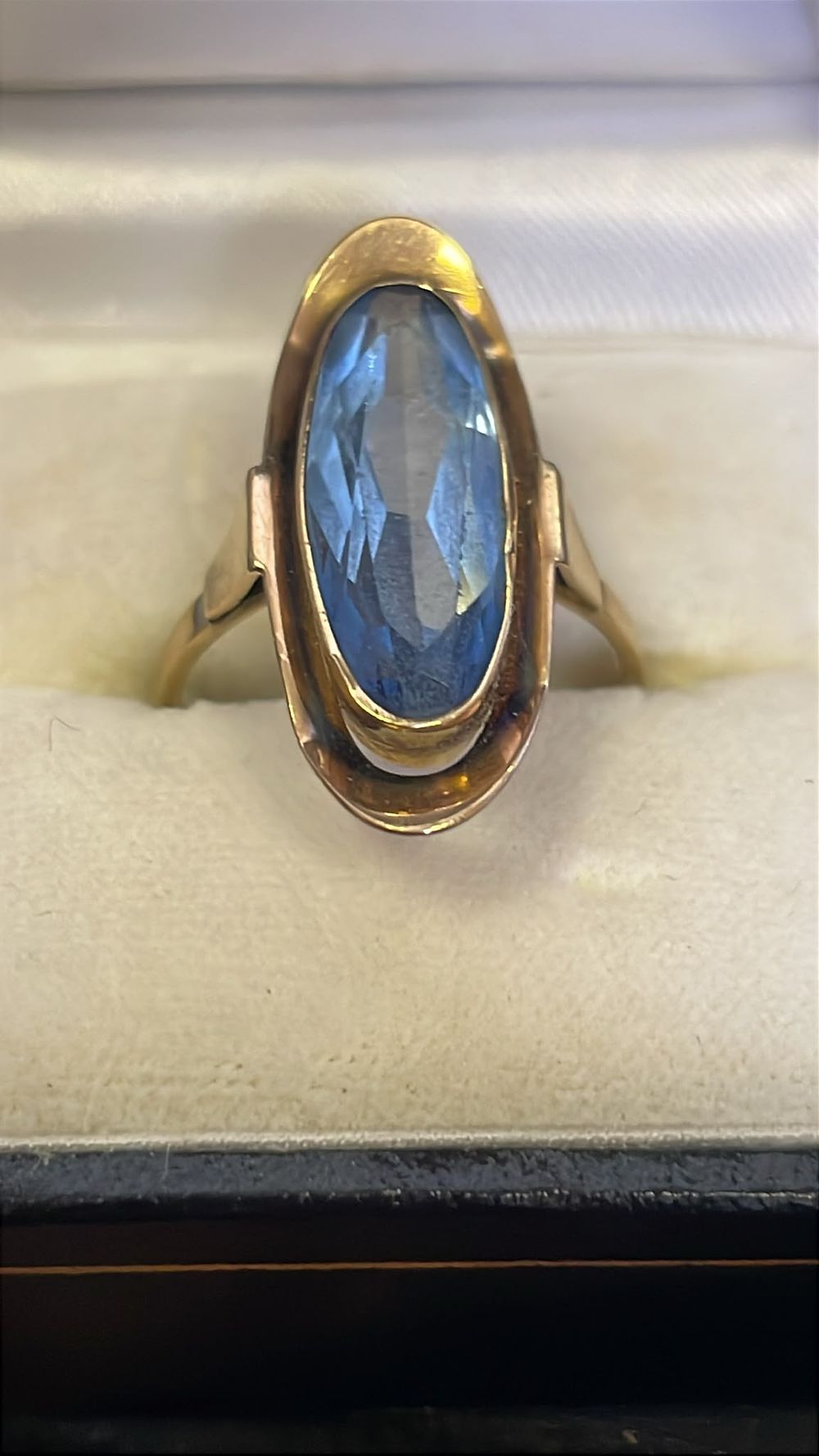 Lot 638 – A vintage 9ct yellow gold and navette cut blue topaz cocktail ring 3.22g