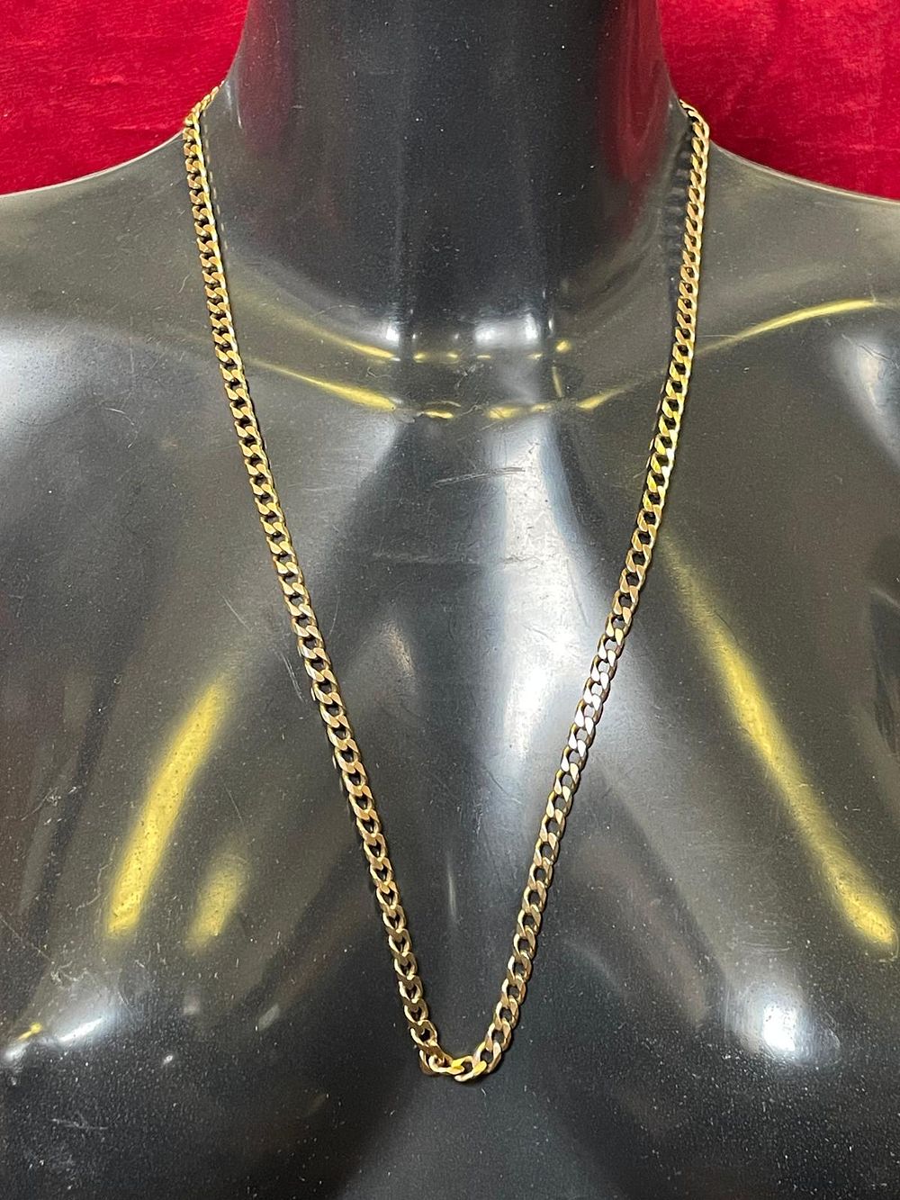 Lot 639 – A 9 Carat Yellow Gold Flat Curb Link Chain 31.99g