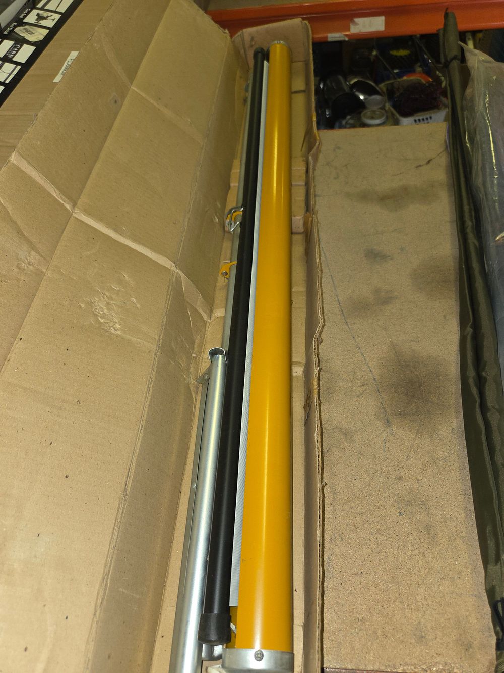 Lot 227 – Retractable Tripod Projection Screen