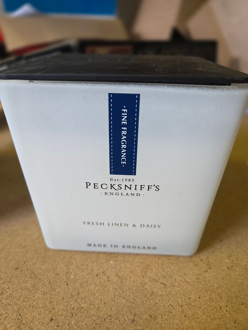 Lot 258 – One Pecksniff’s Fresh Linen & Daisy Scented Candle 30o