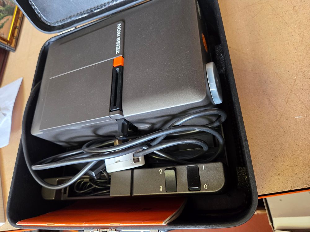 Lot 295 – Zeiss Ikon Perkeo 35mm Slide Projector with Remote Manual and Case