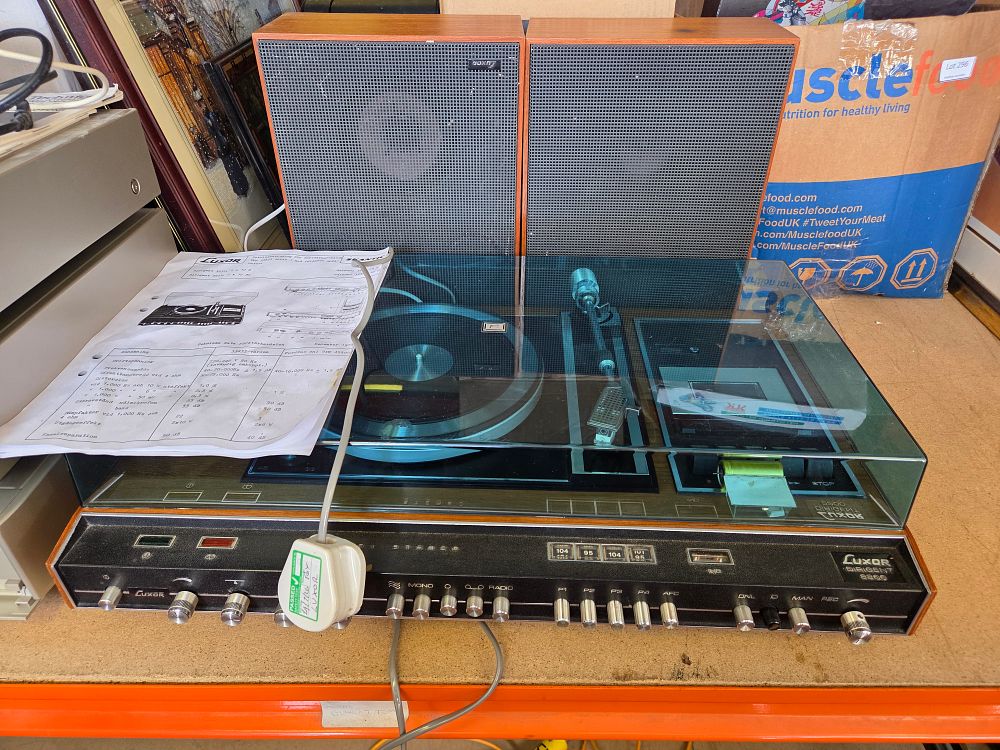 Lot 298 – Luxor Dirigent 8200 Integrated Stereo System with Speakers and Documentation powers on