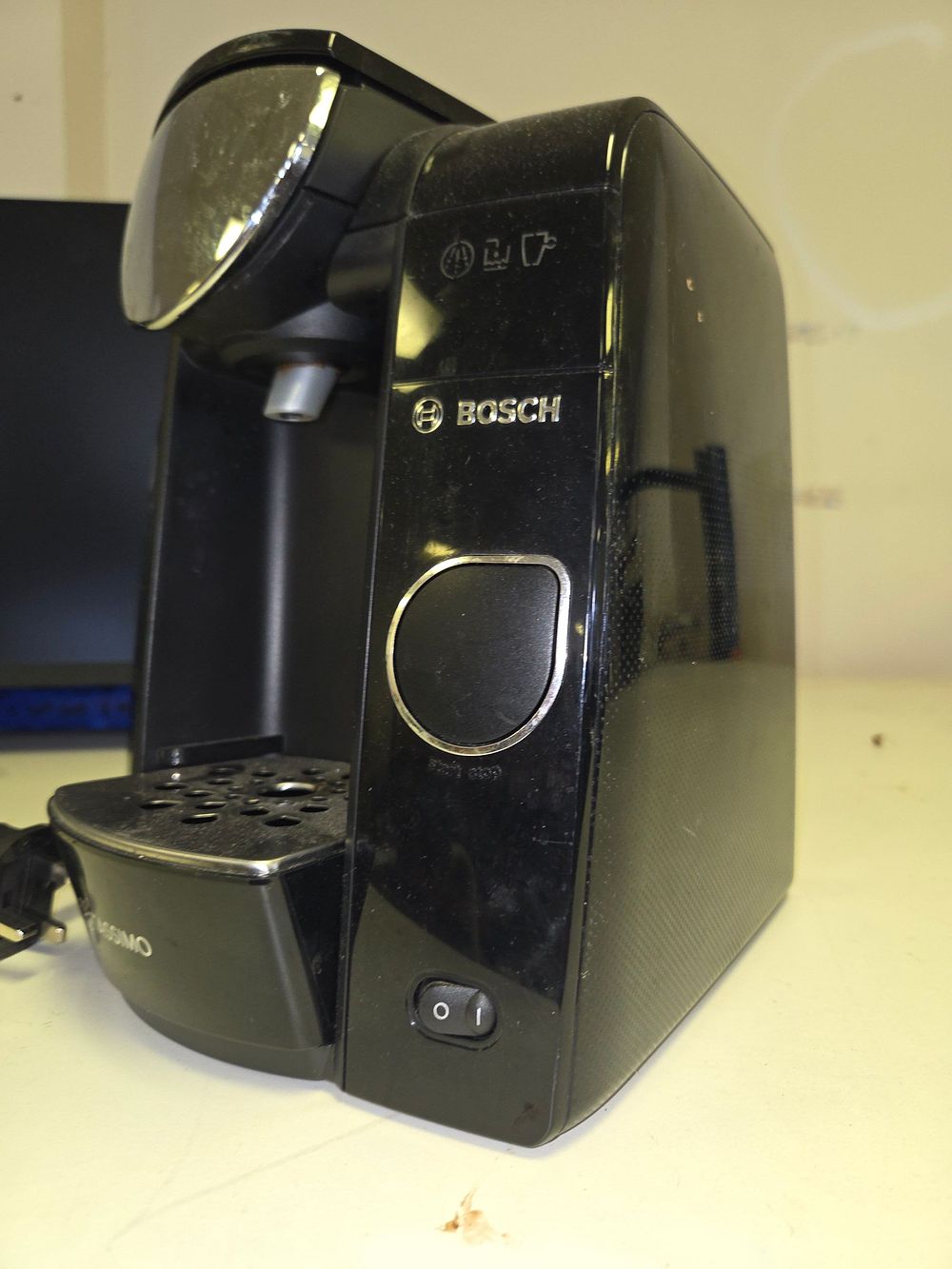 Lot 318 – Bosch Tassimo Joy Pod Coffee Machine powers on