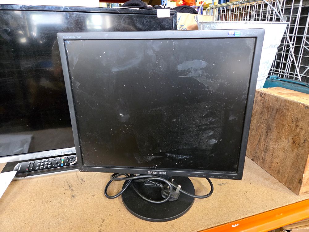 Lot 325 – Samsung SyncMaster 943N 19-inch LCD Computer Monitor powers on