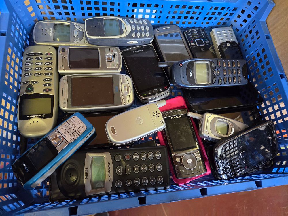 Lot 369 – One Crate of Vintage Mobile Telephones and Smartphones Including Motorola Nokia and BlackBerry