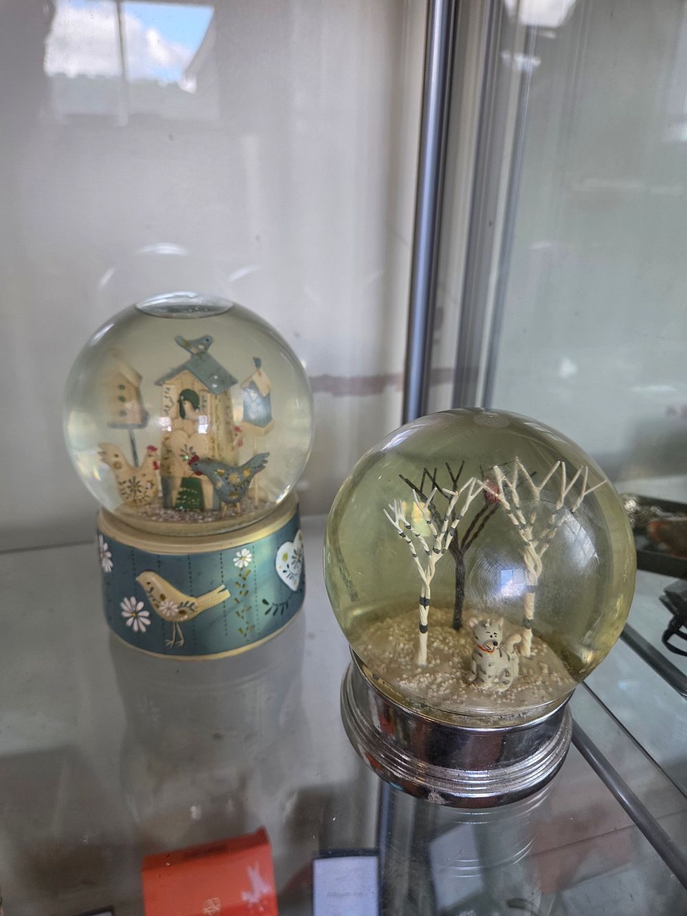 Lot 621 – A Selection of Decorative Glass Snow Globes Including Cat and Birdhouse Motifs