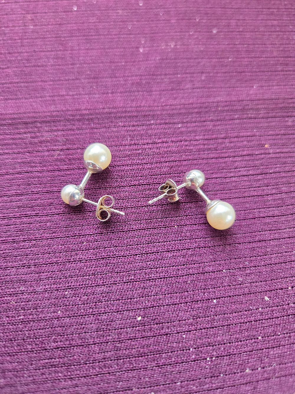 Lot 624 – A Pair of Silver and Graduated Pearl Double Bar Stud Earrings 1.66g