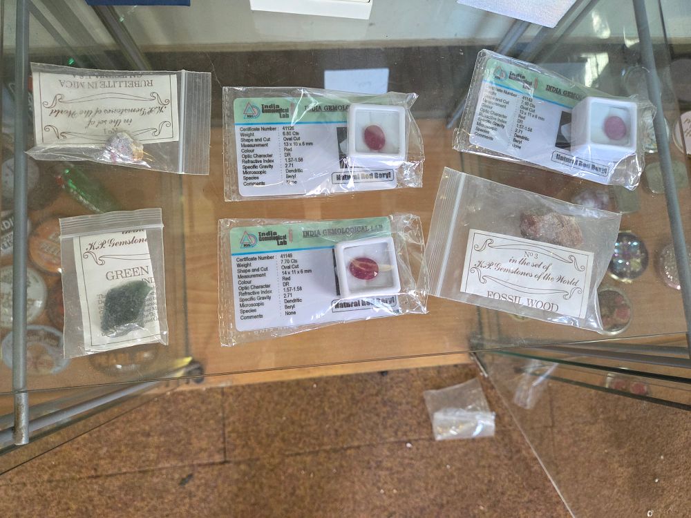 Lot 626 – Six Bags of Loose Gemstones and Mineral Specimens Including Natural Red Beryl