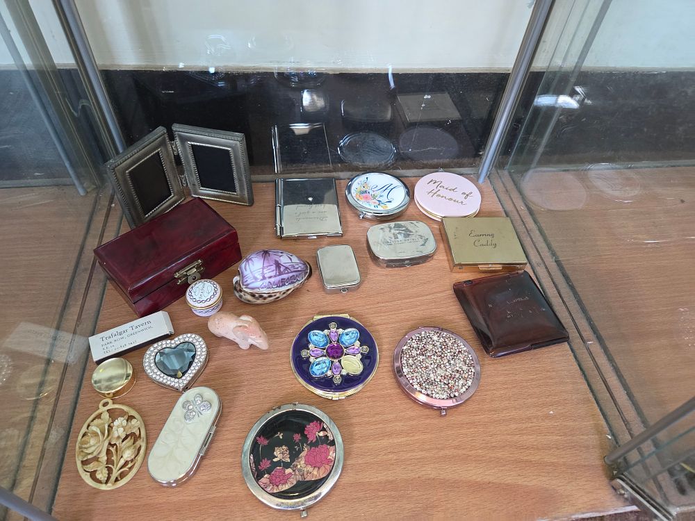 Lot 633 – A Collection of Vanity Items and Souvenirs Including Compact Mirrors