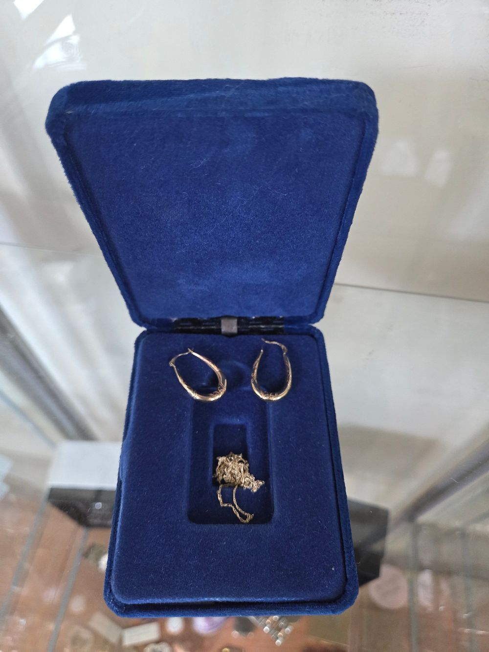 Lot 636 – 9ct Gold Jewellery Including a Pair of Hoop Earrings and a Pendant Chain 1.37g