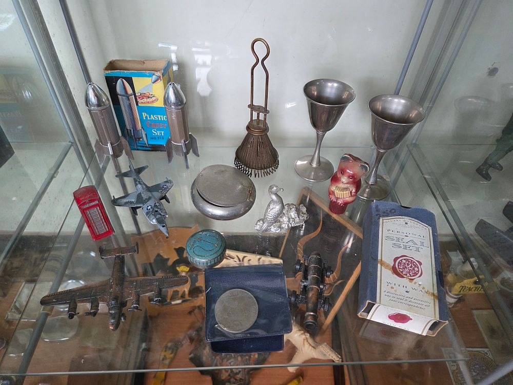 Lot 638 – A Collection of Miscellaneous Collectables Including Stuart Houghton Personal Seal Set and Plastic Cruet Set No 513