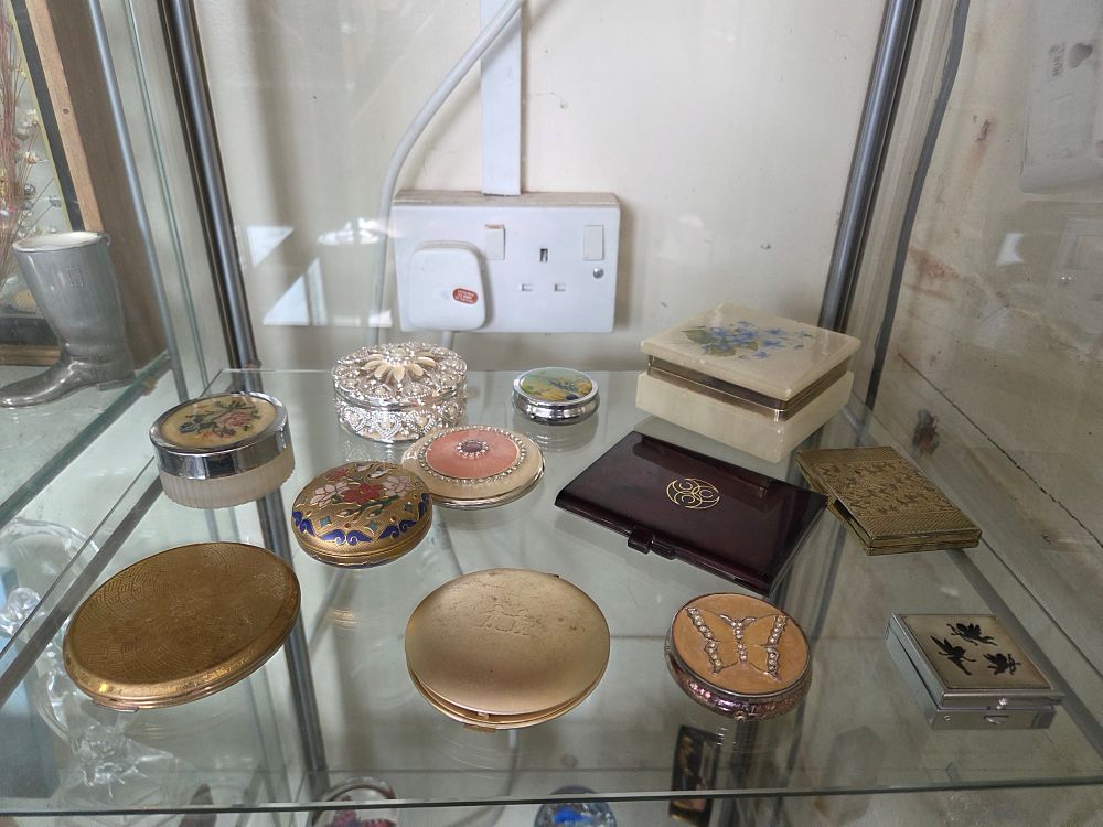 Lot 640 – A Selection of Powder Compacts and Dressing Table Accessories