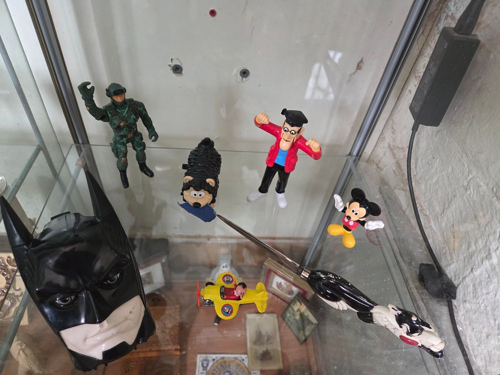 Lot 642 – A Collection of Miscellaneous Toy Figures and Collectables Including Batman Mask, Mickey Mouse and Sylvester the Cat Novelty Knife