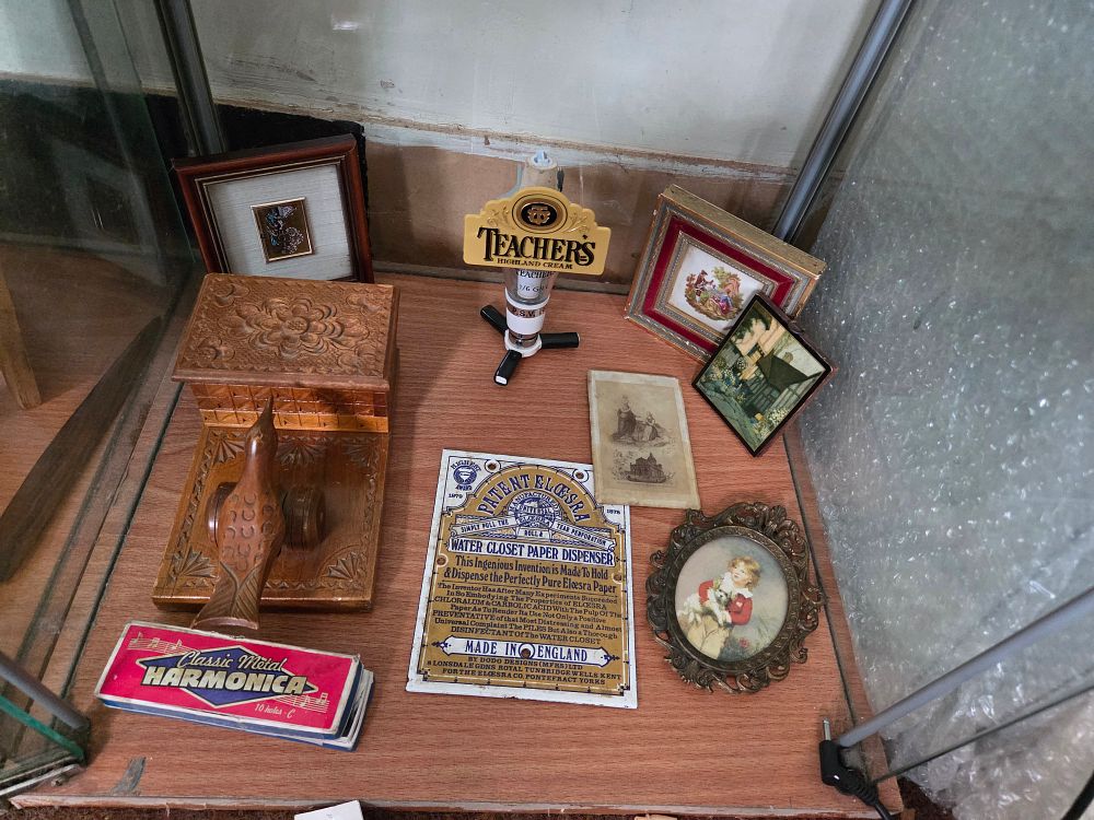 Lot 643 – A Selection of Miscellaneous Collectables Including Dodo Designs Advertising Plaque and Teachers Spirit Optic