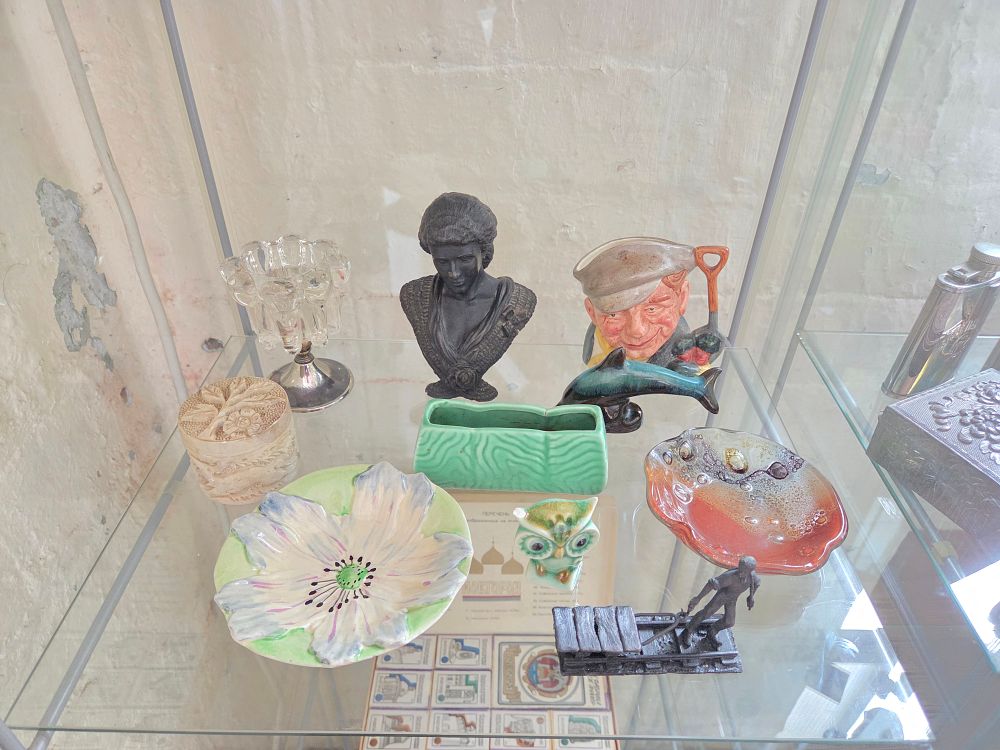 Lot 645 – A Collection of Miscellaneous Collectables Ceramics and Glassware