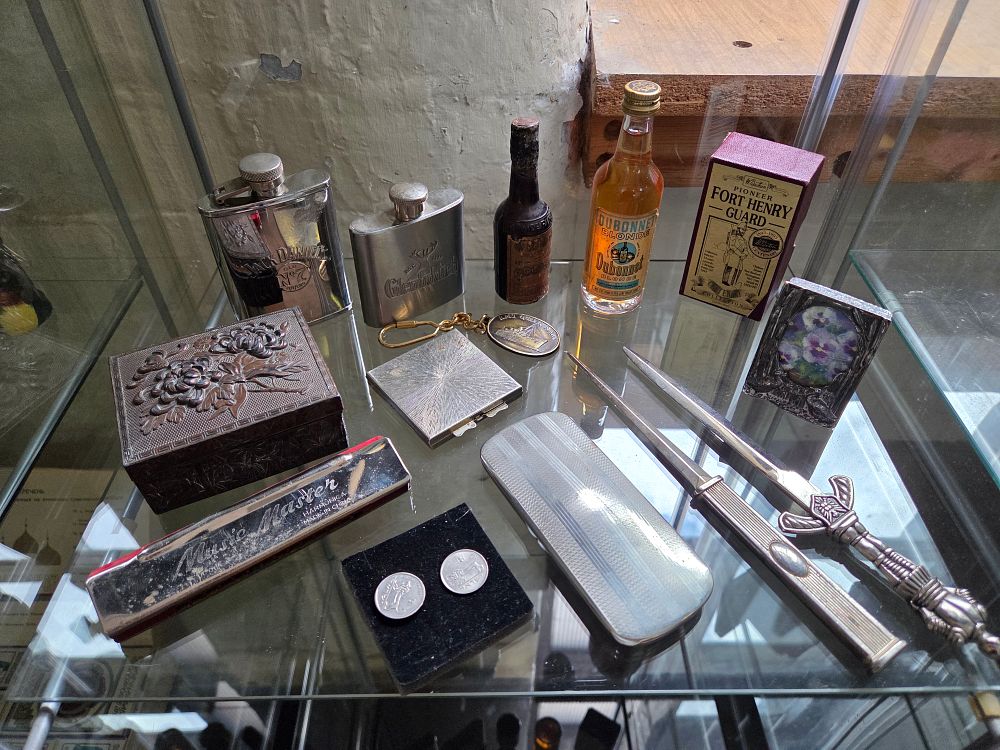 Lot 648 – A Selection of Miscellaneous Collectables Including W. Britain Glenfiddich and Jack Daniel’s